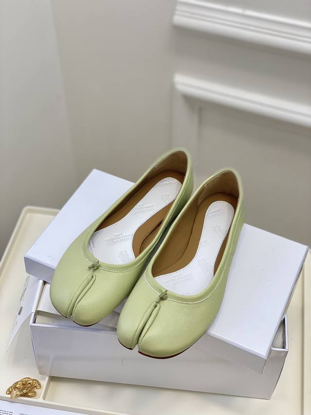 高定品质！Maison Margiela MM6分趾鞋 Tabi 意产植鞣羊皮！对小个子的女生来说，实在是太友好了！时尚又不失时髦，日常通勤穿也不会累脚。欢迎对