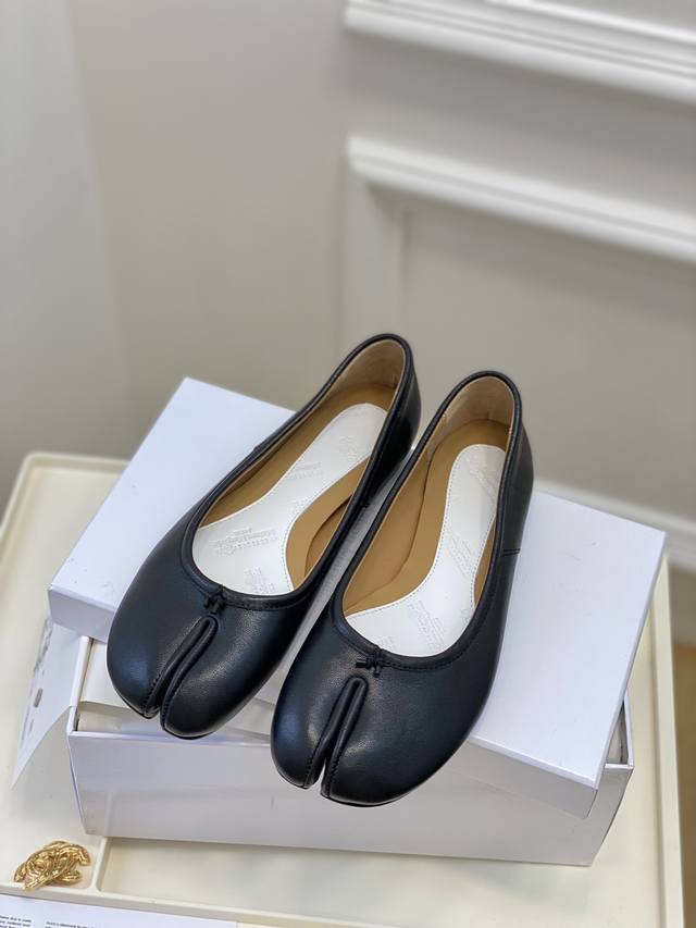 高定品质！Maison Margiela MM6分趾鞋 Tabi 意产植鞣羊皮！对小个子的女生来说，实在是太友好了！时尚又不失时髦，日常通勤穿也不会累脚。欢迎对