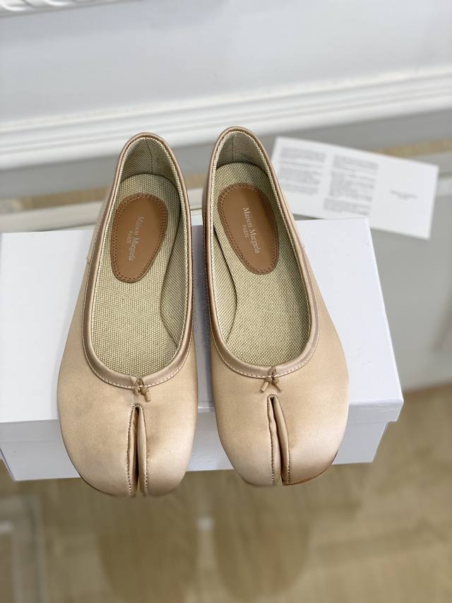 高定品质！Maison Margiela MM6分趾鞋 Tabi 意产植鞣羊皮！对小个子的女生来说，实在是太友好了！时尚又不失时髦，日常通勤穿也不会累脚。欢迎对