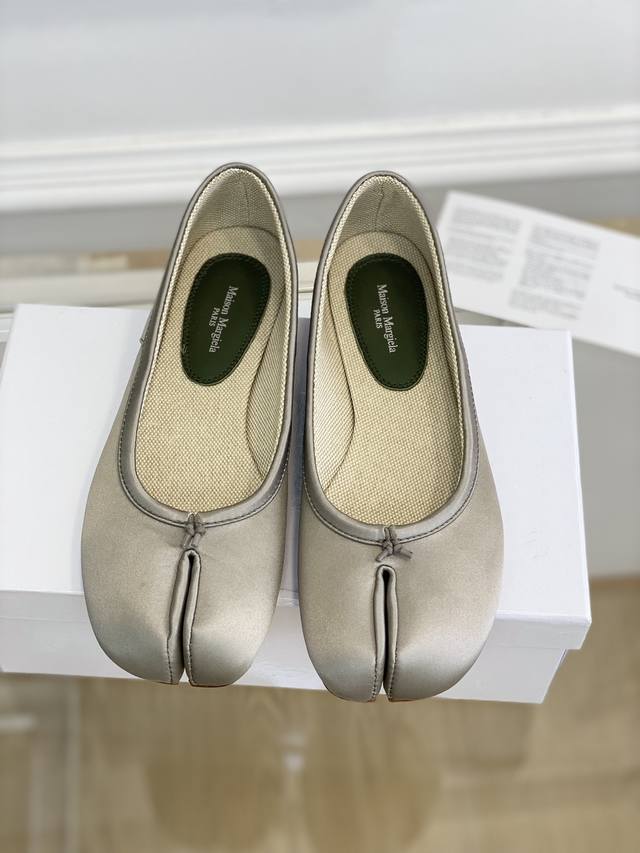 高定品质！Maison Margiela MM6分趾鞋 Tabi 意产植鞣羊皮！对小个子的女生来说，实在是太友好了！时尚又不失时髦，日常通勤穿也不会累脚。欢迎对