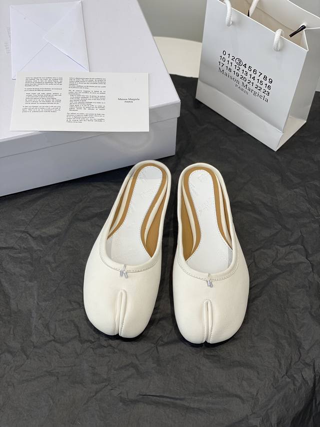 高定品质！Maison Margiela MM6分趾鞋 Tabi 意产植鞣羊皮！对小个子的女生来说，实在是太友好了！时尚又不失时髦，日常通勤穿也不会累脚。欢迎对