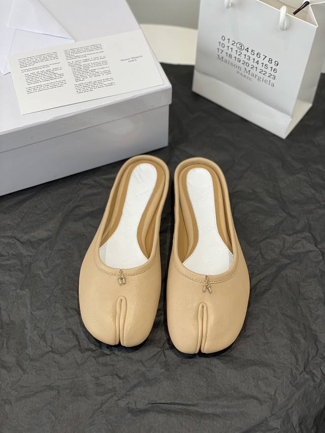 高定品质！Maison Margiela MM6分趾鞋 Tabi 意产植鞣羊皮！对小个子的女生来说，实在是太友好了！时尚又不失时髦，日常通勤穿也不会累脚。欢迎对