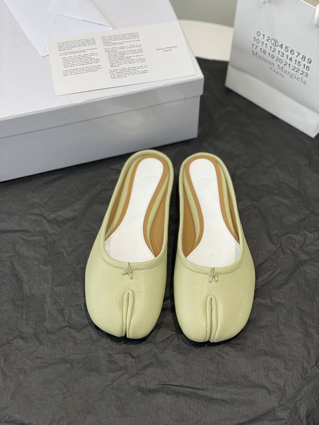 高定品质！Maison Margiela MM6分趾鞋 Tabi 意产植鞣羊皮！对小个子的女生来说，实在是太友好了！时尚又不失时髦，日常通勤穿也不会累脚。欢迎对