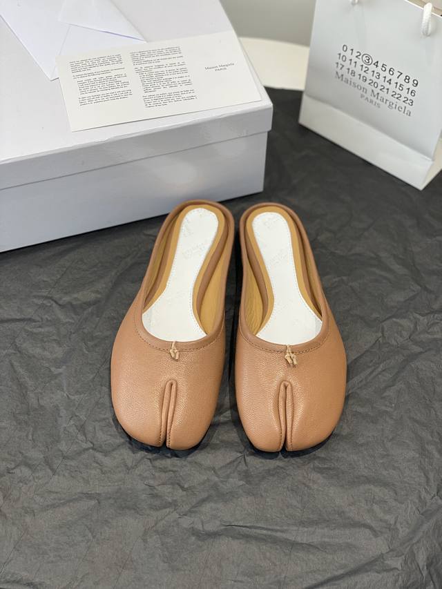 高定品质！Maison Margiela MM6分趾鞋 Tabi 意产植鞣羊皮！对小个子的女生来说，实在是太友好了！时尚又不失时髦，日常通勤穿也不会累脚。欢迎对
