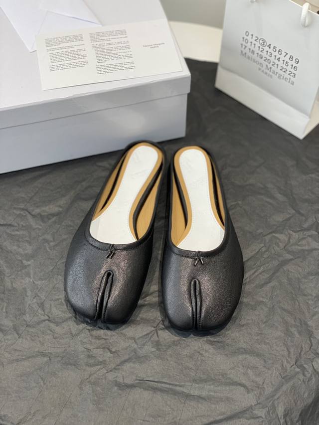 高定品质！Maison Margiela MM6分趾鞋 Tabi 意产植鞣羊皮！对小个子的女生来说，实在是太友好了！时尚又不失时髦，日常通勤穿也不会累脚。欢迎对