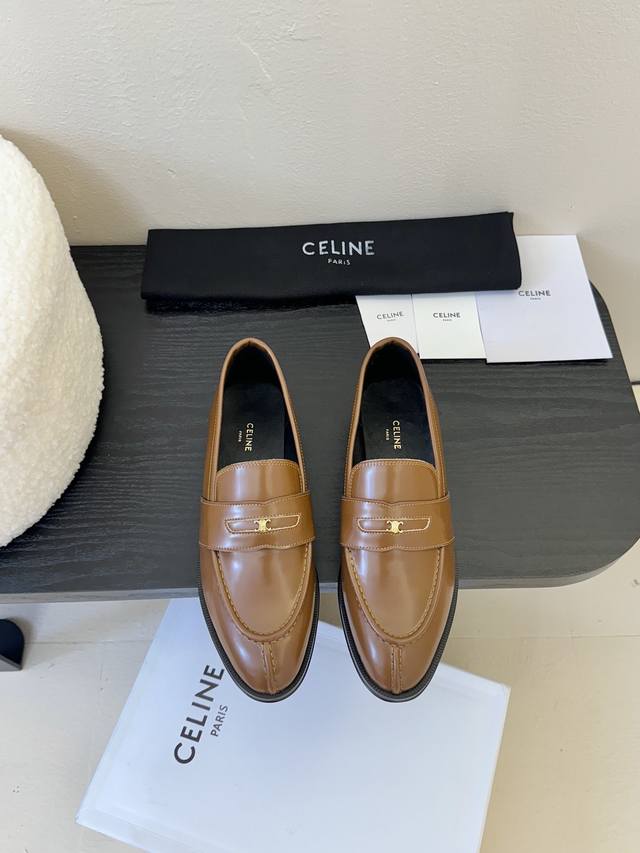 CELINE赛琳秋冬新款中古玛丽珍复古中性单鞋！源于法国巴黎时尚设计品牌一系列乐福鞋 经典复古质感满满.标志性凯旋门针扣给整体带来的精致感皮料纹理清晰.有光泽.
