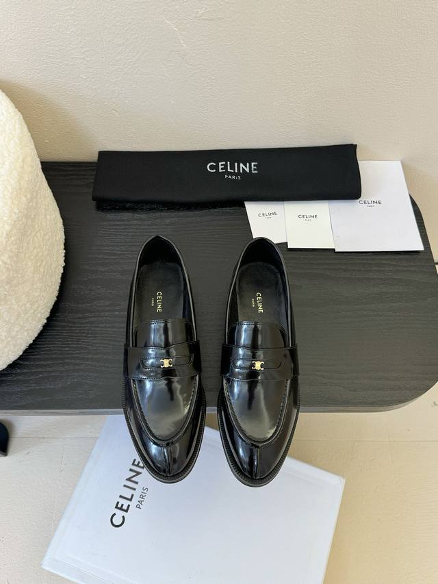 CELINE赛琳秋冬新款中古玛丽珍复古中性单鞋！源于法国巴黎时尚设计品牌一系列乐福鞋 经典复古质感满满.标志性凯旋门针扣给整体带来的精致感皮料纹理清晰.有光泽.