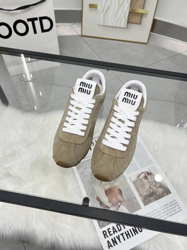 出厂： Miu Mu新款德训鞋进口牛皮面，软糯绵羊皮内里♀超软超百搭生胶组合大底防滑耐磨的同时也不累脚多个颜色可选择米白 做旧 银色、杏色、浅兰、黑色、藏兰、白