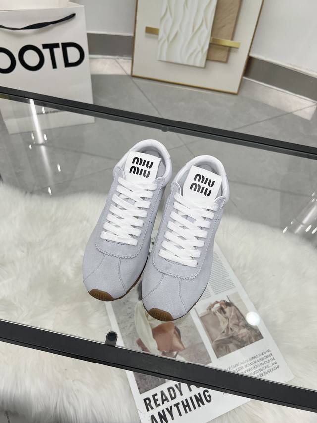 出厂： Miu Mu新款德训鞋进口牛皮面，软糯绵羊皮内里♀超软超百搭生胶组合大底防滑耐磨的同时也不累脚多个颜色可选择米白 做旧 银色、杏色、浅兰、黑色、藏兰、白