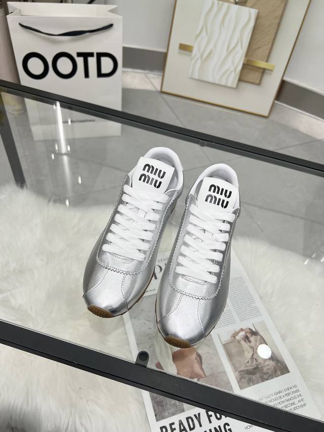 出厂： Miu Mu新款德训鞋进口牛皮面，软糯绵羊皮内里♀超软超百搭生胶组合大底防滑耐磨的同时也不累脚多个颜色可选择米白 做旧 银色、杏色、浅兰、黑色、藏兰、白