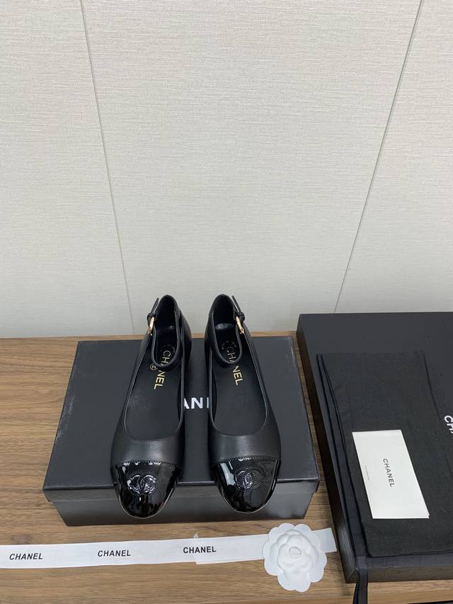 Chanel 24k 新款 玛丽珍 单鞋系列 平底芭蕾便鞋 专柜简直疯抢了，各大社交平台热门晒图，这期的走秀款绝对太帅了，绝对是这一季最热门的款式，专柜仙女们真