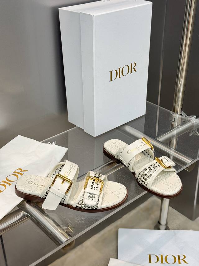出厂价： 迪奥 Dior 2025 春夏新款 D-Avenue果冻色女鞋 CD字母logo五金皮带扣镂空藤格纹平底圆头露趾凉拖鞋 市面顶级版本 材质:鞋面进口小