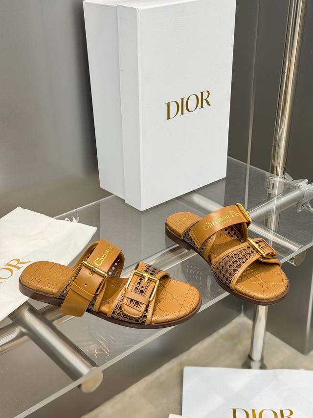 出厂价： 迪奥 Dior 2025 春夏新款 D-Avenue果冻色女鞋 CD字母logo五金皮带扣镂空藤格纹平底圆头露趾凉拖鞋 市面顶级版本 材质:鞋面进口小
