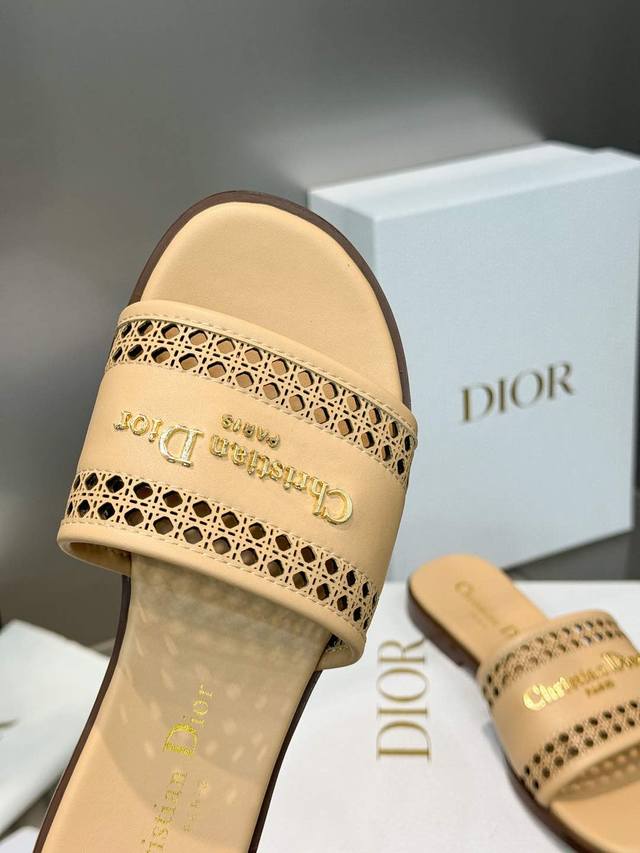 出厂价： 迪奥 Dior 2025 春夏新款 D-Lane 果冻色镂空女鞋 CD字母logo五金扣平底圆头露趾凉拖鞋 市面顶级版本 独家发售材质:鞋面进口小牛皮