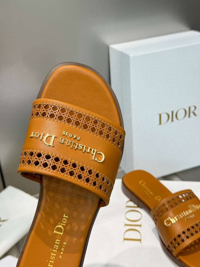 出厂价： 迪奥 Dior 2025 春夏新款 D-Lane 果冻色镂空女鞋 CD字母logo五金扣平底圆头露趾凉拖鞋 市面顶级版本 独家发售材质:鞋面进口小牛皮