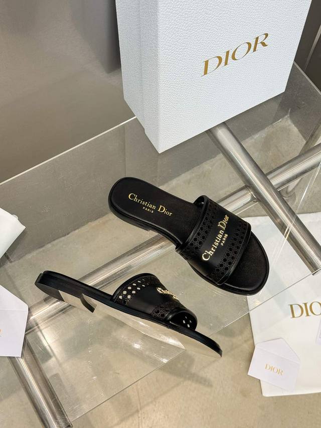 出厂价： 迪奥 Dior 2025 春夏新款 D-Lane 果冻色镂空女鞋 CD字母logo五金扣平底圆头露趾凉拖鞋 市面顶级版本 独家发售材质:鞋面进口小牛皮
