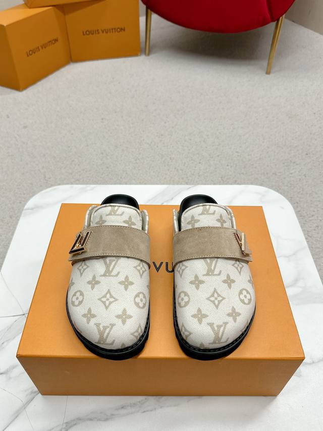 女款 男款 L’V Cosy Comfort平底毛拖采用绒面牛皮革包裹舒软羊毛皮革内衬，以韧性鞋垫和轻盈微型外底升级舒适体验。装饰彰显考究质感，恰似经典Twis
