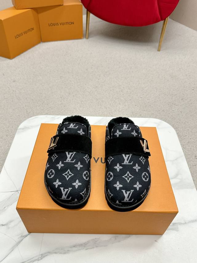 女款 男款 L’V Cosy Comfort平底毛拖采用绒面牛皮革包裹舒软羊毛皮革内衬，以韧性鞋垫和轻盈微型外底升级舒适体验。装饰彰显考究质感，恰似经典Twis