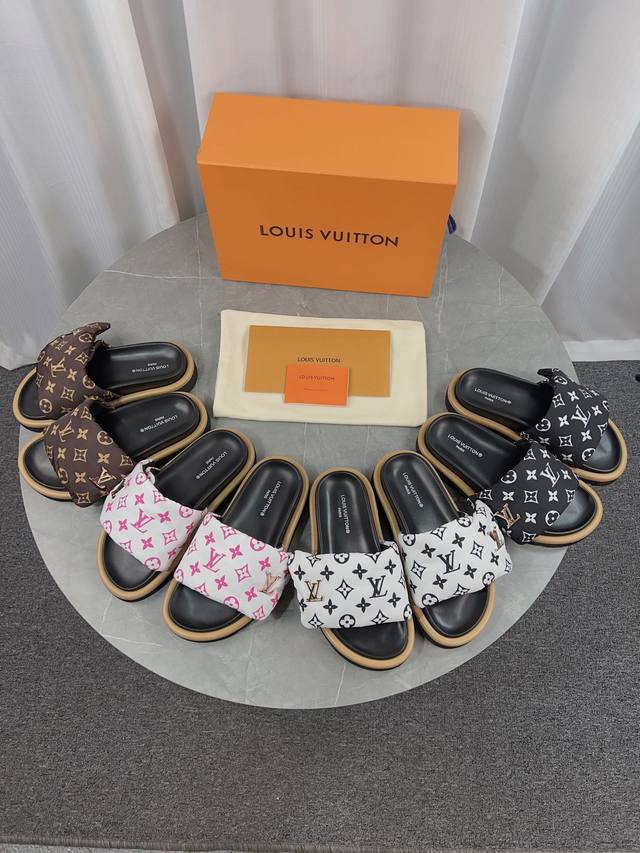LV驴牌L家 爆款 浮雕logo 压花 凉拖鞋 本款 Pool Pillow Comfort 平底凉拖取材科技织物，以高频压印技术重绎 Monogram 图案。