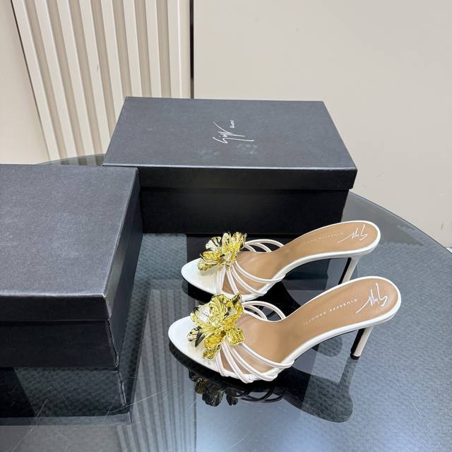 Giuseppe Zanotti 25ss新品 金花点缀高跟鞋果然很懂女人心GZ斩男又斩女的高跟鞋 爱了不愧是最懂女人的品牌 上新即售空尤其是侧面线条设计流畅自
