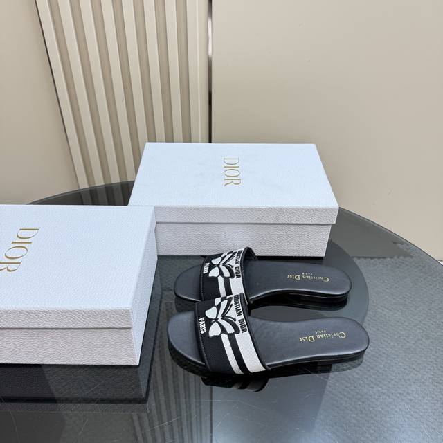 平底 高跟 Miss Dior 迪奥经典巴黎走秀款新品一字拖鞋系列这款Miss单鞋系列巴黎走秀爆款，优雅时尚。采用漆皮皮革精心制作，款式简约，鞋面饰以金色饰面金