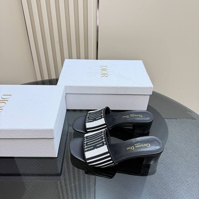 平底 高跟 Miss Dior 迪奥经典巴黎走秀款新品一字拖鞋系列这款Miss单鞋系列巴黎走秀爆款，优雅时尚。采用漆皮皮革精心制作，款式简约，鞋面饰以金色饰面金
