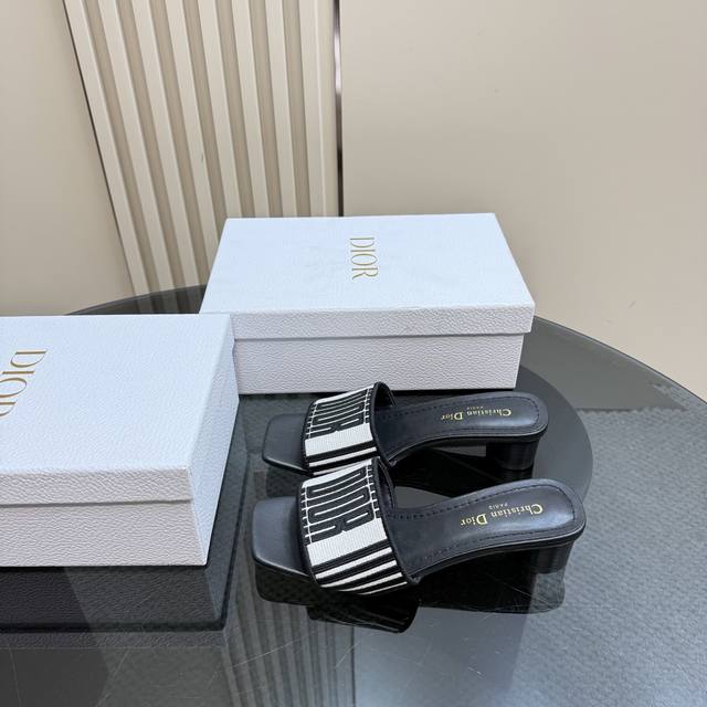 平底 高跟 Miss Dior 迪奥经典巴黎走秀款新品一字拖鞋系列这款Miss单鞋系列巴黎走秀爆款，优雅时尚。采用漆皮皮革精心制作，款式简约，鞋面饰以金色饰面金
