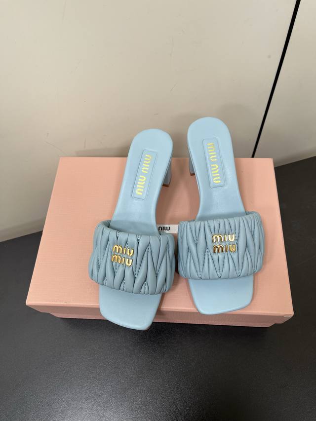 Miumiu缪缪25ss春夏新款高跟小羊皮凉鞋拖鞋Zp开发 原版拆卸 对版电绣手抓纹羊皮 秒杀市面普通版本，miumiu真的太少女啦！小羊皮超级软糯 舒适度超高
