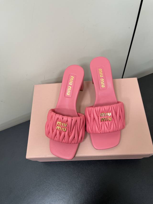 Miumiu缪缪25ss春夏新款高跟小羊皮凉鞋拖鞋Zp开发 原版拆卸 对版电绣手抓纹羊皮 秒杀市面普通版本，miumiu真的太少女啦！小羊皮超级软糯 舒适度超高