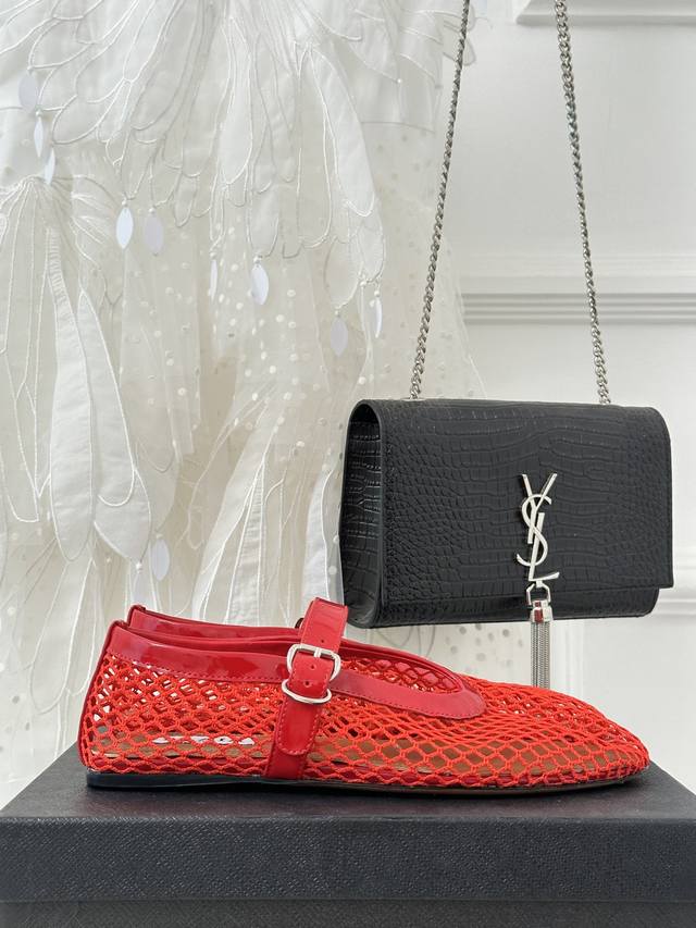 厂价网鞋 满钻 AlAIA｜阿莱亚23S新品复古玛丽珍鞋芭蕾舞鞋满满的少女风 既摩登又复古的味道非常的简约大气 不管是半身裙连衣裙还是牛仔裤 它都能成为点睛之笔