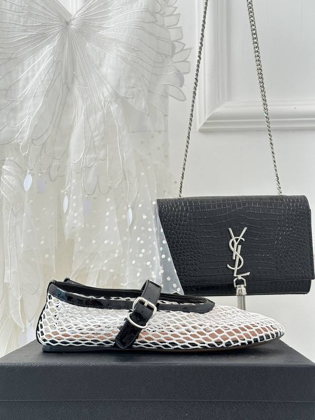 厂价网鞋 满钻 AlAIA｜阿莱亚23S新品复古玛丽珍鞋芭蕾舞鞋满满的少女风 既摩登又复古的味道非常的简约大气 不管是半身裙连衣裙还是牛仔裤 它都能成为点睛之笔