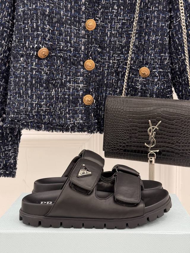 厂价 Prada 普拉达经典春夏新品魔术贴三角标拖鞋夏天最值得入手的简约单品自带高级气场的拖鞋也非常容易驾驭非常舒适好穿！ Go 材质： 鞋面采用进口小羊皮内里