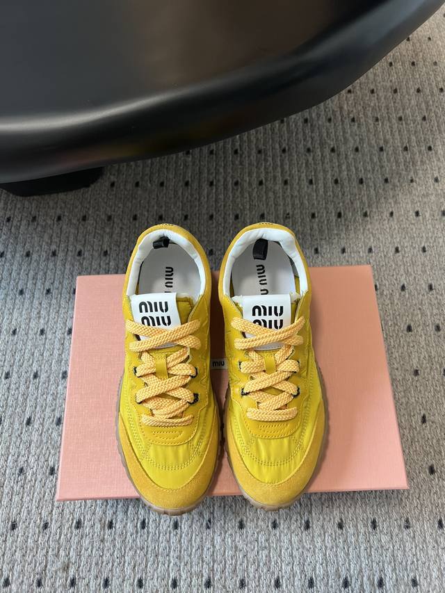 出厂价 MiuMi* 缪缪 25ss 春夏新款 饼干鞋 阿甘鞋休闲运动鞋miumiu最新爆款 前卫大胆的设计，Miu Miu风格融于此款厚底帆布运动鞋的简约线条