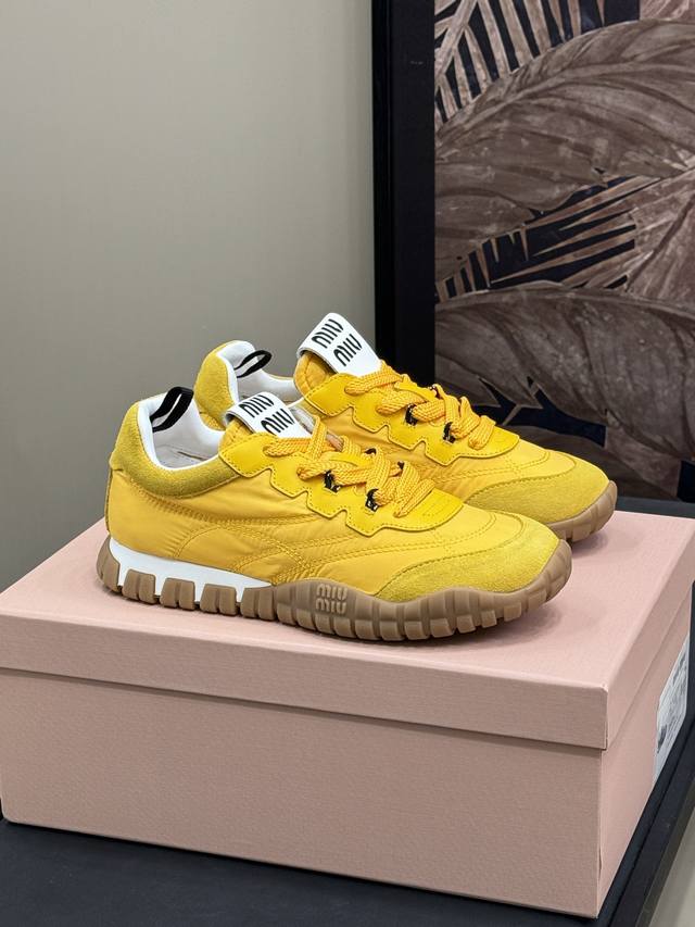 Miu Miu 25ss 春夏新款走秀MiuMiu 德训 休闲秀场工艺来自Miu Miu系列的细节特写 新季的潮流要素与此刻挚爱的概念，多元对撞，传达现代风格~