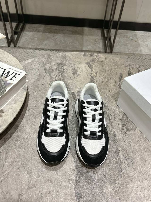 CELINE RUNNER 思琳CR-03运动鞋购入原版1比1开发鞋舌和鞋后帮饰有CELINE标志运动鞋侧面凹印 CR-03字样鞋后帮和侧面压印CELINE标志