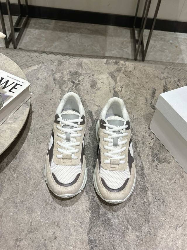 CELINE RUNNER 思琳CR-03运动鞋购入原版1比1开发鞋舌和鞋后帮饰有CELINE标志运动鞋侧面凹印 CR-03字样鞋后帮和侧面压印CELINE标志