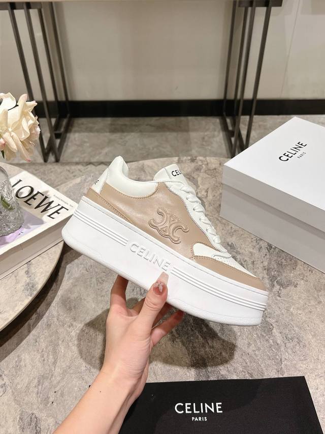 CELINE 思琳 25春夏新品走秀款面包鞋 CNY BLOCK厚底系列运动鞋、这一季运动休闲鞋无论从楦型的轮廓隔板的拼接都让人耳目一新、前后品牌LOGO相呼应