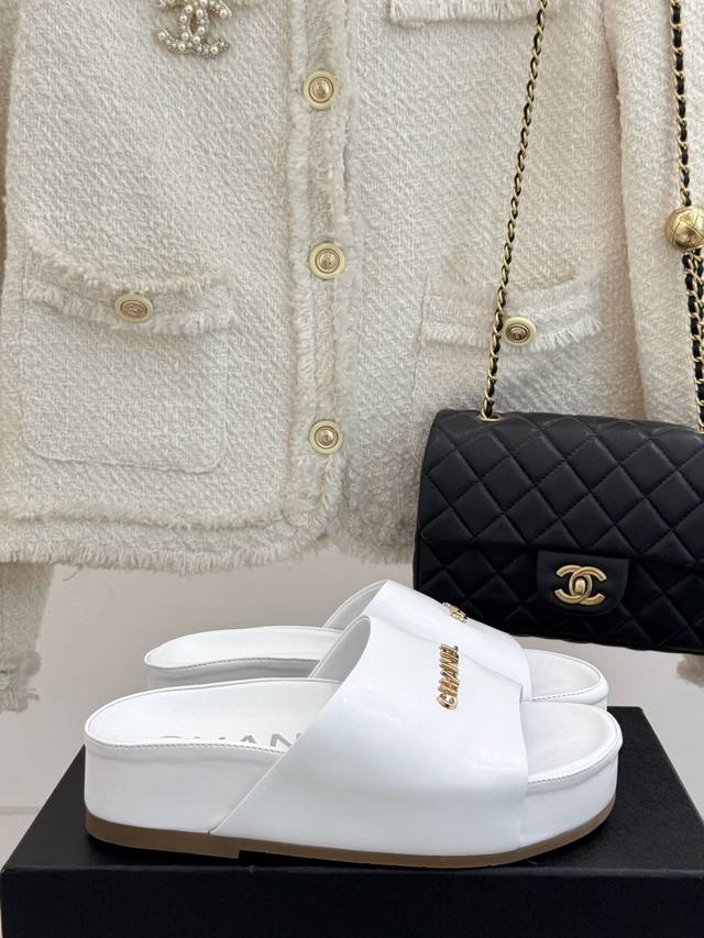 厂价 CHANE*｜小香25C春夏新品厚底字母懒人拖鞋夏天必须人手一双 经典小字母设计 上脚就是洋气不拖沓！鞋面采用进口小牛皮内里踮脚都是羊皮原版开模橡胶大底S