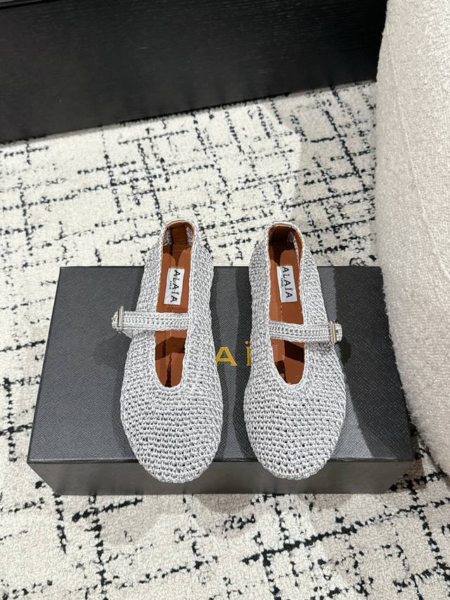 ALAIA 阿莱亚 25 春夏 最新 编织芭蕾舞鞋只忠于展现女性身体曲线的裁剪之王 始创于1979年的品牌Alaia 一直主售时装感十足的型格女鞋，巴黎时装界以