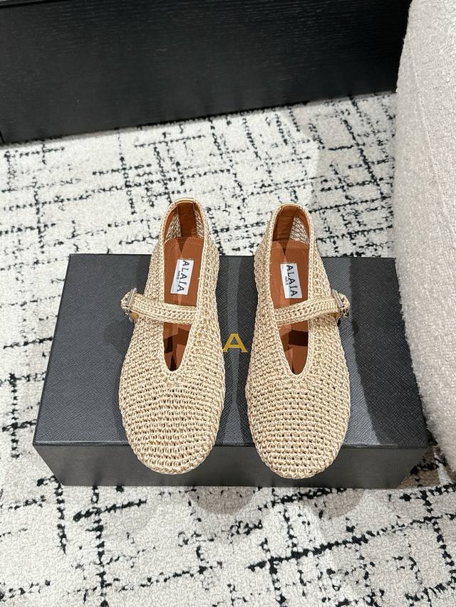 ALAIA 阿莱亚 25 春夏 最新 编织芭蕾舞鞋只忠于展现女性身体曲线的裁剪之王 始创于1979年的品牌Alaia 一直主售时装感十足的型格女鞋，巴黎时装界以