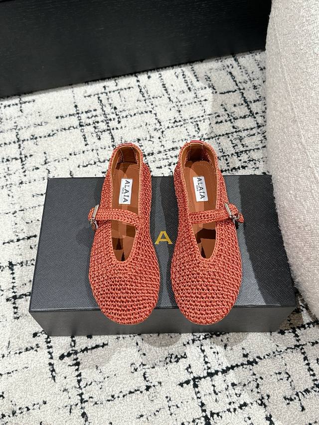 ALAIA 阿莱亚 25 春夏 最新 编织芭蕾舞鞋只忠于展现女性身体曲线的裁剪之王 始创于1979年的品牌Alaia 一直主售时装感十足的型格女鞋，巴黎时装界以