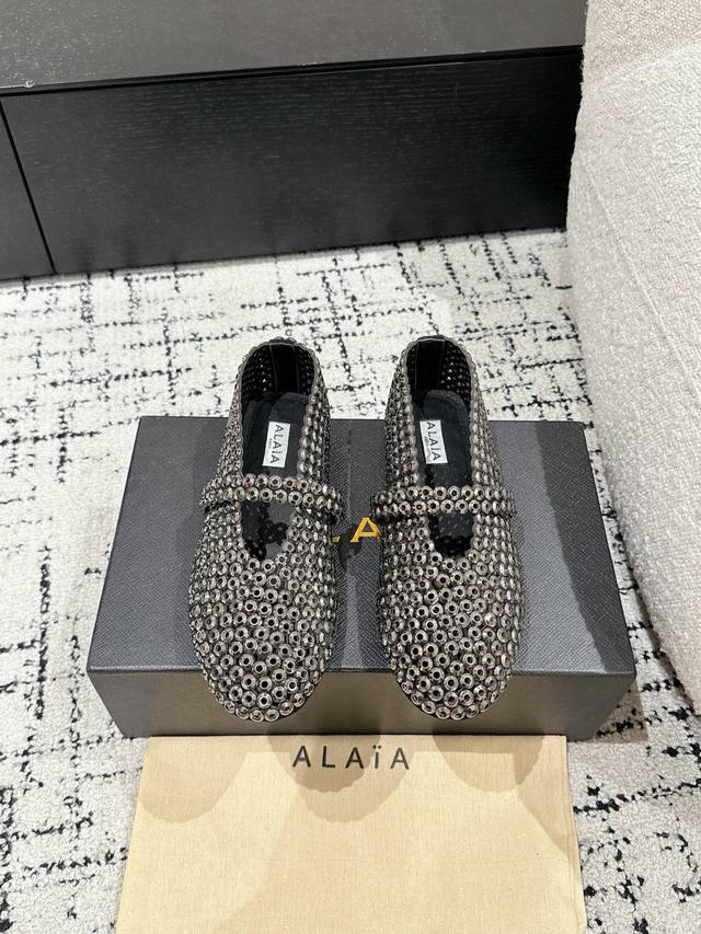 顶级版本ALAIA 阿莱亚 25 春夏 最新 芭蕾舞水钻鞋 彰显独特魅力，就从这双 ALAIA水钻鞋开始。穿上它，让每一步都散发自信与优雅，点亮你的每一个瞬间！