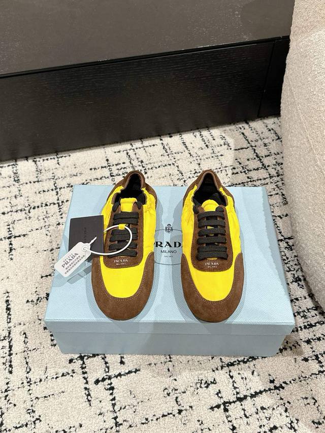 代购级Prada 普拉达 25 早春 走秀 休闲 阿甘 德训鞋 出镜率很高的就是这款德训鞋 外形是像芭蕾舞鞋一样的跑鞋，柔软的皮质加上Prada 专属尼龙材质上
