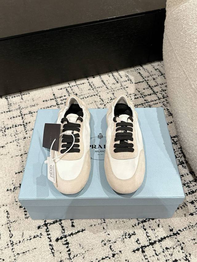 代购级Prada 普拉达 25 早春 走秀 休闲 阿甘 德训鞋 出镜率很高的就是这款德训鞋 外形是像芭蕾舞鞋一样的跑鞋，柔软的皮质加上Prada 专属尼龙材质上