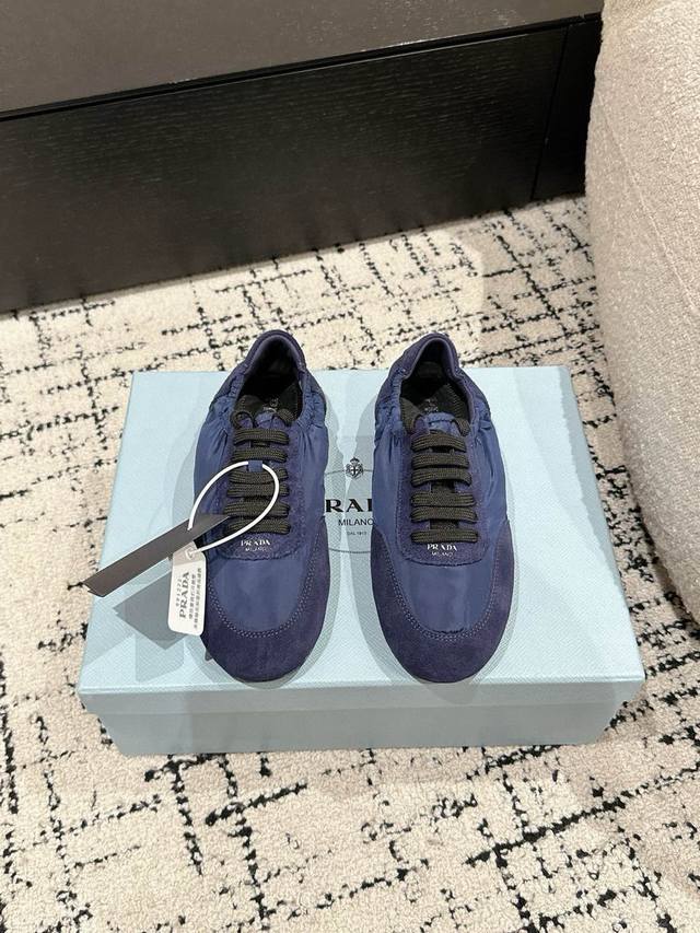 代购级Prada 普拉达 25 早春 走秀 休闲 阿甘 德训鞋 出镜率很高的就是这款德训鞋 外形是像芭蕾舞鞋一样的跑鞋，柔软的皮质加上Prada 专属尼龙材质上
