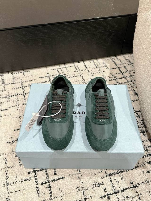 代购级Prada 普拉达 25 早春 走秀 休闲 阿甘 德训鞋 出镜率很高的就是这款德训鞋 外形是像芭蕾舞鞋一样的跑鞋，柔软的皮质加上Prada 专属尼龙材质上