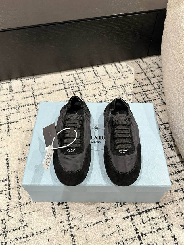 代购级Prada 普拉达 25 早春 走秀 休闲 阿甘 德训鞋 出镜率很高的就是这款德训鞋 外形是像芭蕾舞鞋一样的跑鞋，柔软的皮质加上Prada 专属尼龙材质上