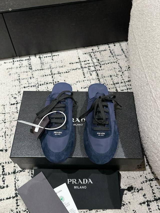 代购级Prada 普拉达 25 早春 走秀 休闲 阿甘 德训鞋 出镜率很高的就是这款德训鞋 外形是像芭蕾舞鞋一样的跑鞋，柔软的皮质加上Prada 专属尼龙材质上