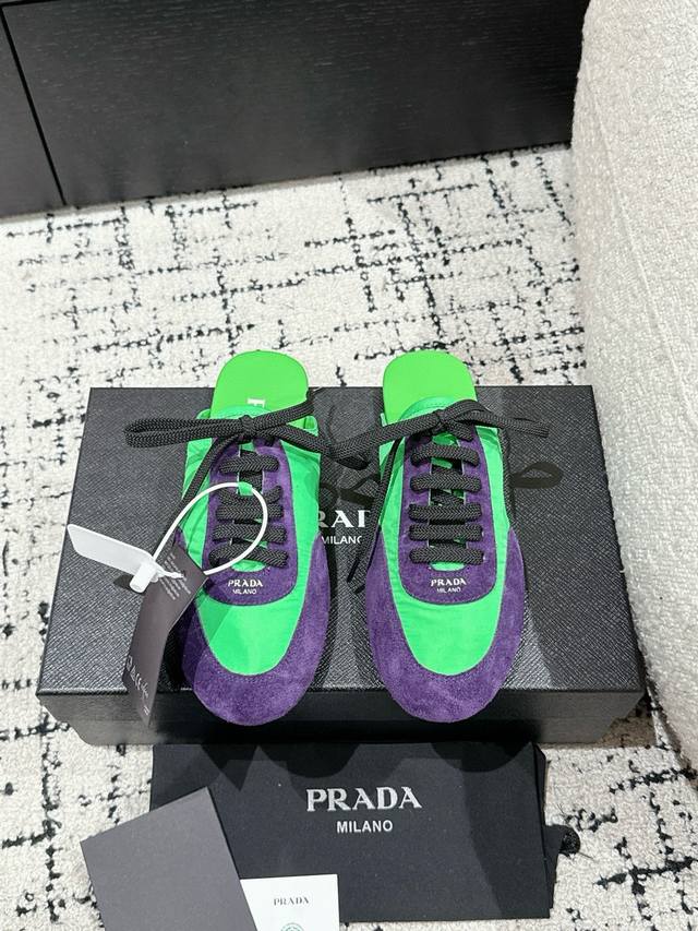 代购级Prada 普拉达 25 早春 走秀 休闲 阿甘 德训鞋 出镜率很高的就是这款德训鞋 外形是像芭蕾舞鞋一样的跑鞋，柔软的皮质加上Prada 专属尼龙材质上