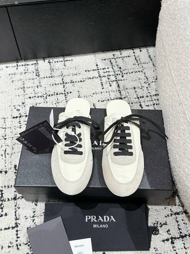 代购级Prada 普拉达 25 早春 走秀 休闲 阿甘 德训鞋 出镜率很高的就是这款德训鞋 外形是像芭蕾舞鞋一样的跑鞋，柔软的皮质加上Prada 专属尼龙材质上